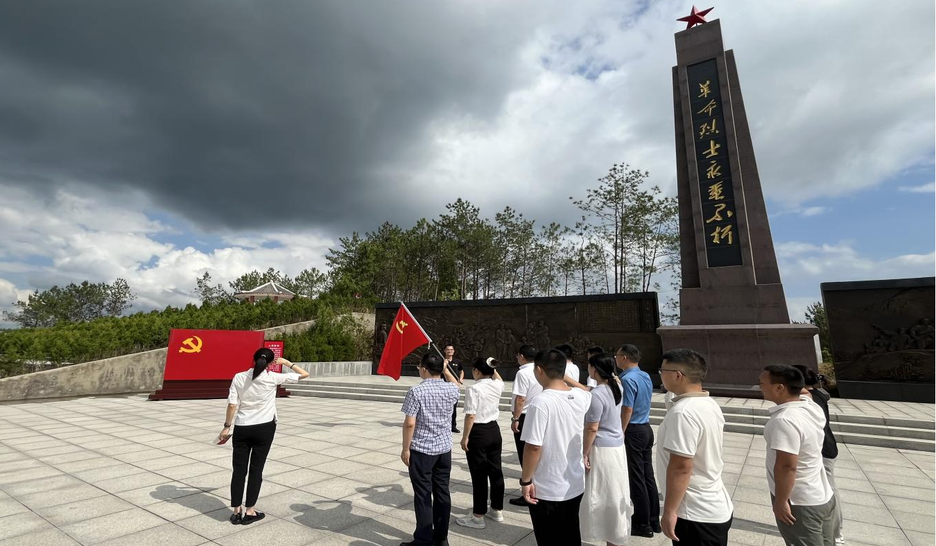 市產(chǎn)業(yè)集團(tuán)機(jī)關(guān)黨支部開(kāi)展  “緬懷革命先烈  傳承紅色基因”慶 “七一” 主題黨日活動(dòng)